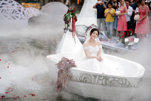 Cô dâu ngồi thuyền tiến về phía Trần Hiểu - khung cảnh đẹp như mộng trong đám cưới