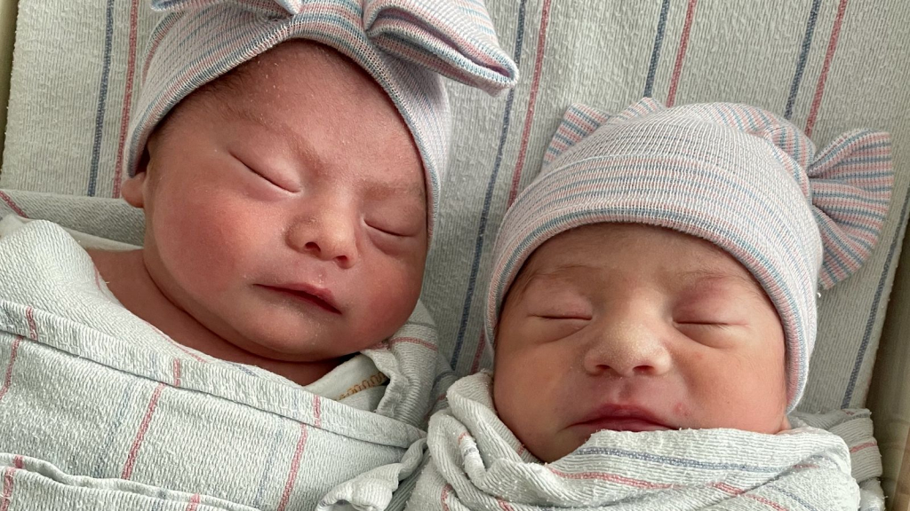 Aylin và Alfredo Trujillo chỉ sinh cách nhau có 15 phút (Ảnh: Natividad Medical Center)