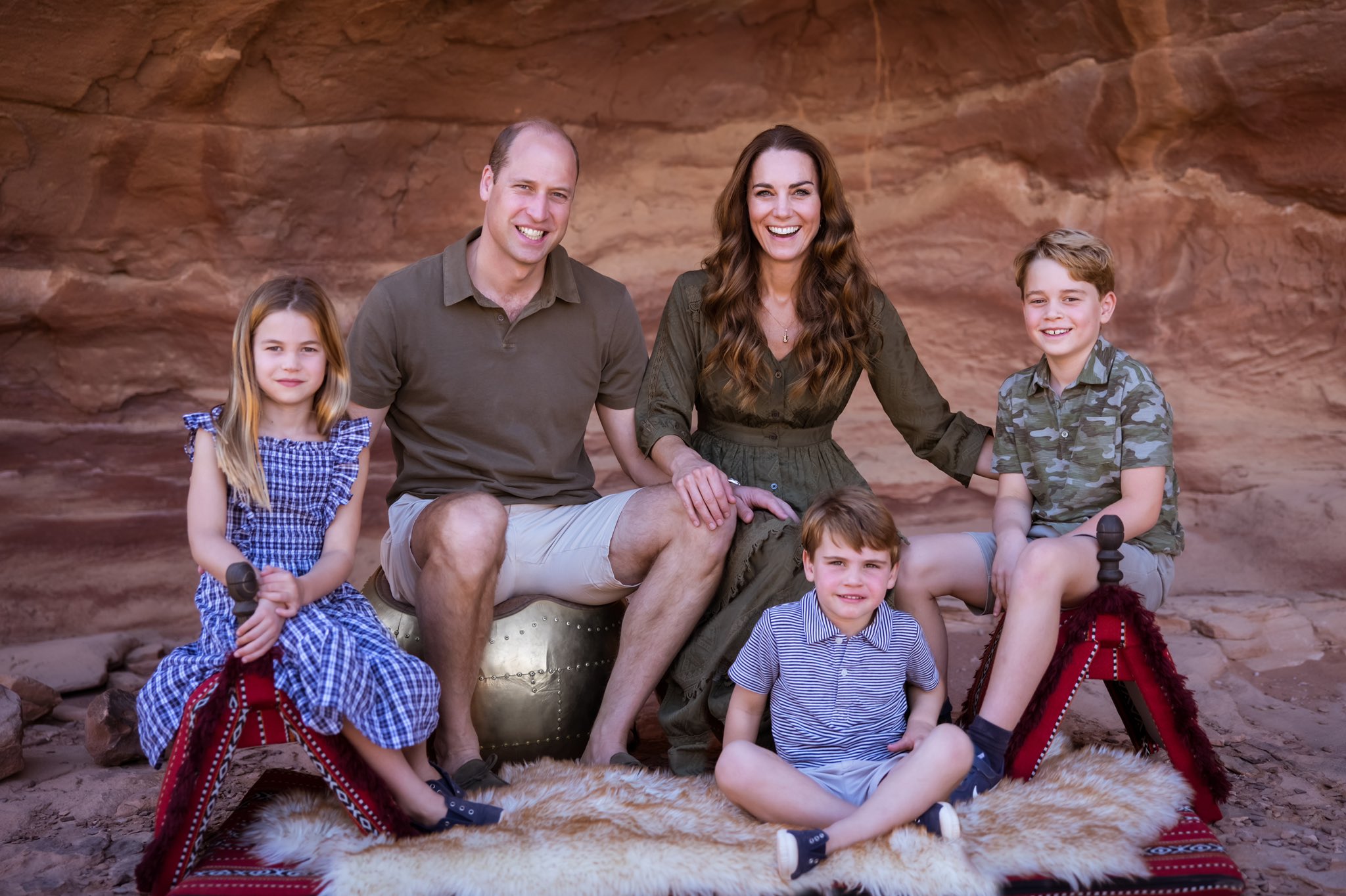 Bức hình chính thức của tấm thiệp năm nay là hình ảnh gia đình hoàng tử William, công nương các ...