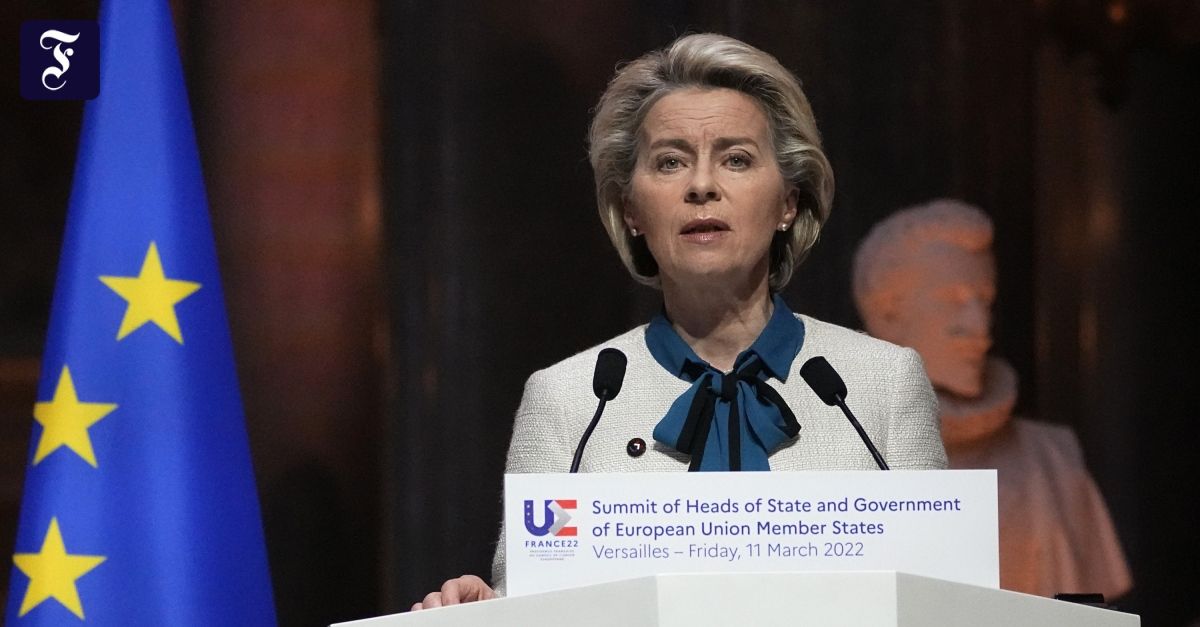   Chủ tịch Ủy ban châu Âu Ursula von der Leyen phát biểu sau hội nghị thượng đỉnh EU ở ...