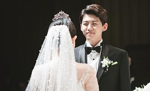 DongHo hạnh phúc bên vợ trong ngày cưới