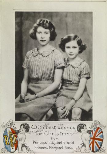 Hình ảnh hai chị em công chúa Elizabeth (13 tuổi) và Margaret (9 tuổi) chụp hình cho bức thiệp  ...