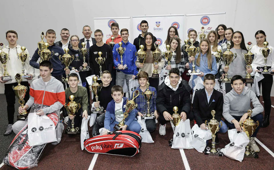 Djokovic chụp hình cùng các tay vợt trẻ trong lễ trao giải thưởng quần vợt ở Belgrade hôm 17/12. 