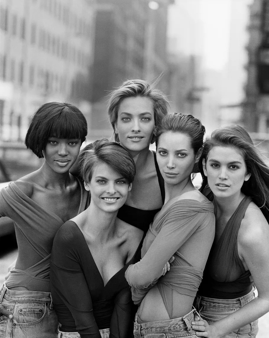 (Từ trái sang phải) Các người mẫu Naomi Campbell, Linda Evangelista, Tatiana Patitz, Christy và ...
