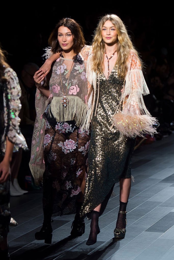Trong show diễn của Anna Sui tại Tuần lễ Thời trang New York 2017, Gigi và Bella cùng nhau bước xuống đường băng với những chiếc váy được đính kết bằng tua rua.