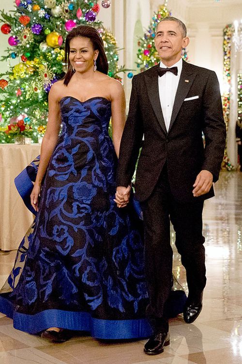 Michele Obama lộng lẫy trong chiếc váy dạ hội màu xanh đen của Oscar de la Renta tại buổi lễ tư ...