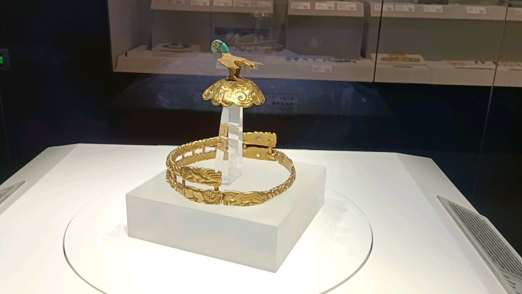 Vương miện vàng đỉnh chim Ưng - Bảo tàng Nội Mông Cổ
