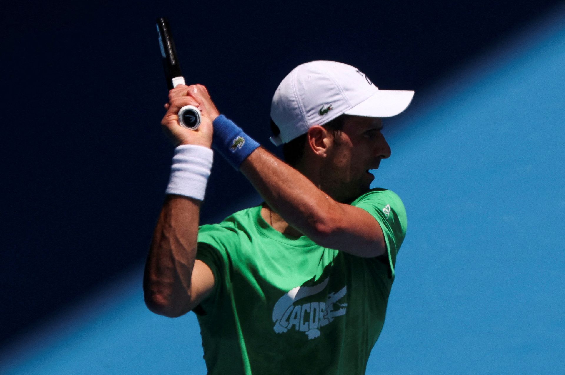 Tay vợt người Serbia Novak Djokovic tập luyện tại Công viên Melbourne