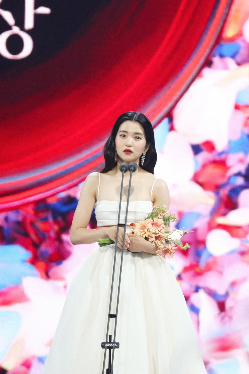 Kim Taeri xinh đẹp tại lễ trao giải Baeksang 2022