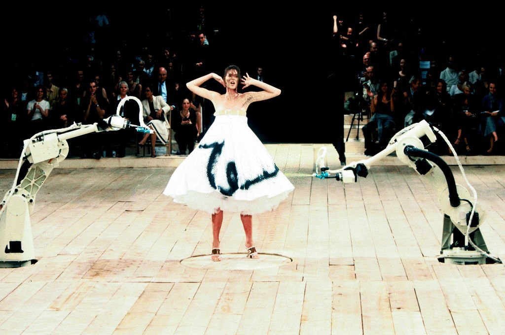 Alexander McQueen đưa người mẫu Shalom Harlow lên bàn xoay tại show diễn Xuân Hè 1999.