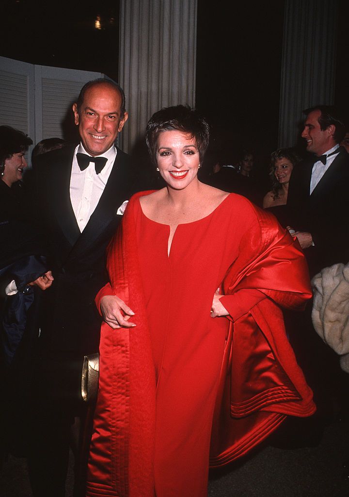 Oscar de la Renta khoác tay Liza Minnelli dự CFDA Awards năm 1989.