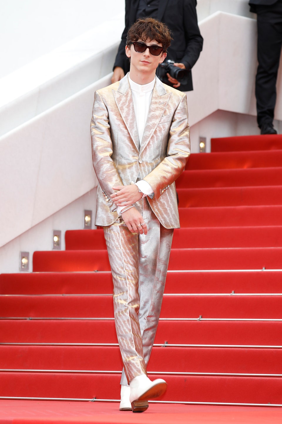Timothée Chalamet nổi bật trong dàn sao trên thảm đỏ Cannes với bộ suit bạc của Tom Ford.