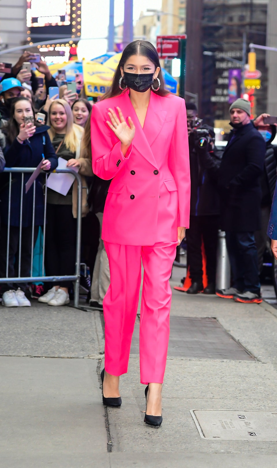 Zendaya chốt năm 2021 với bộ suit màu fuchsia của Sarah Burton nằm trong bộ sưu tập Xuân Hè của ...
