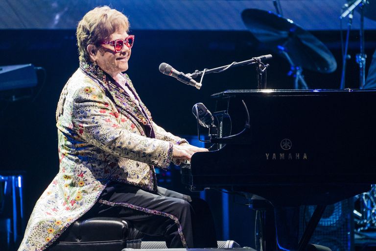 Elton John diện chiếc áo khoác hoa của Gucci trong chuyến lưu diễn Goodbye Yellow Brick Road ...