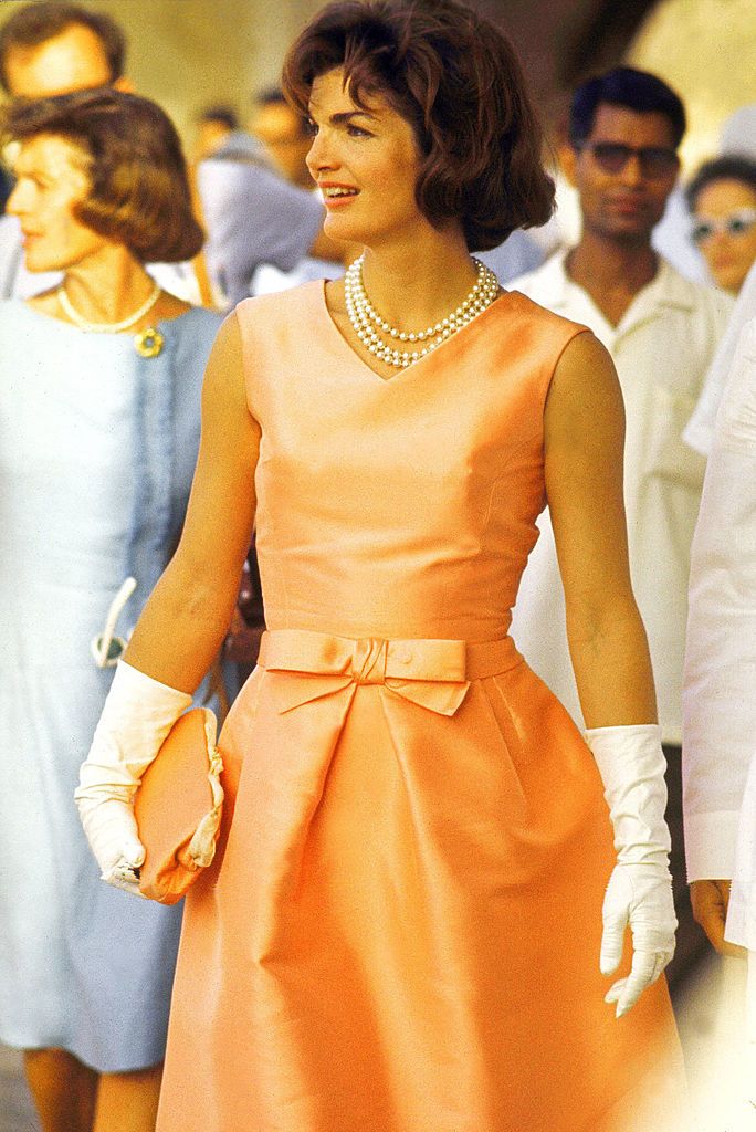 Jackie Kennedy mặc chiếc váy màu hồng đào đơn giản của Oscar de la Renta trong chuyến thăm đến ...