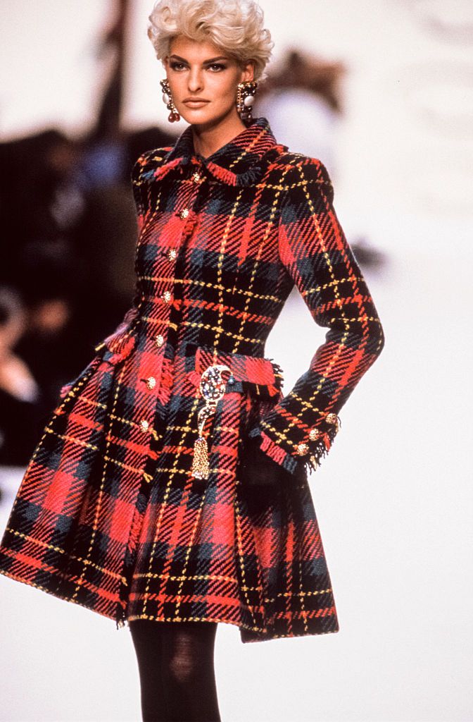 Siêu mẫu Linda Evangelista sải bước trong show diễn của Oscar de la Renta với chiếc váy tartan ...