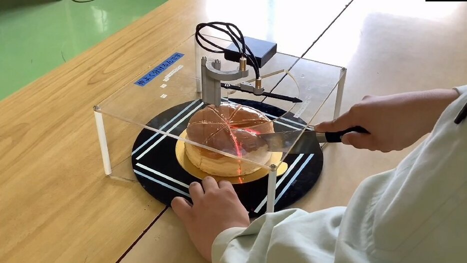 Chiếc máy giúp cắt bánh thành các phần bằng nhau này là sản phẩm của 3 học sinh trung học, lấy ...