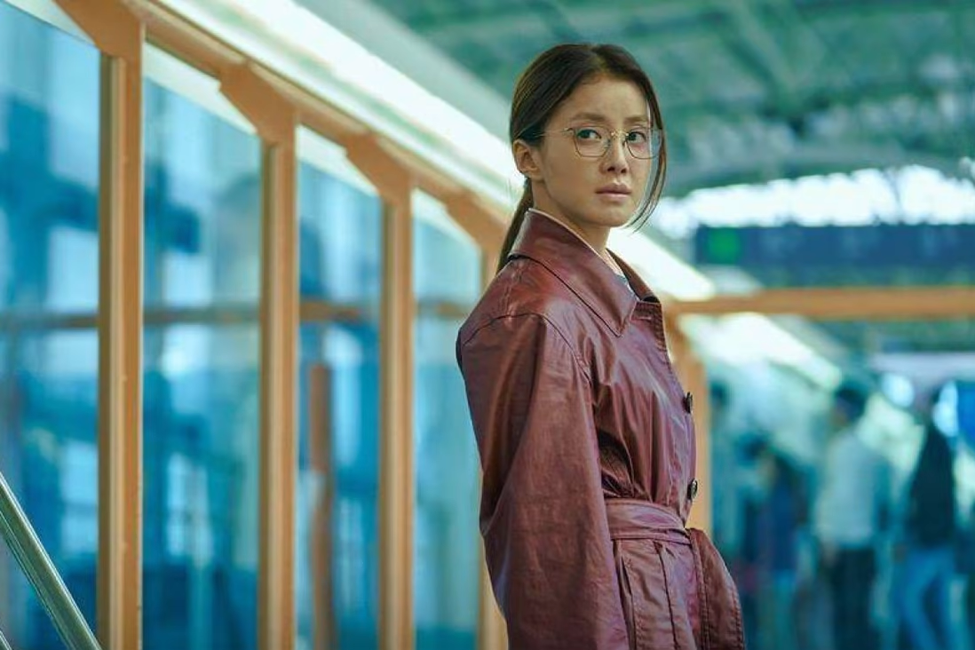Lee Si-young (vai Hồn ma du hành thời gian bí ẩn) trong  Grid, một bộ phim truyền hình khoa học ...