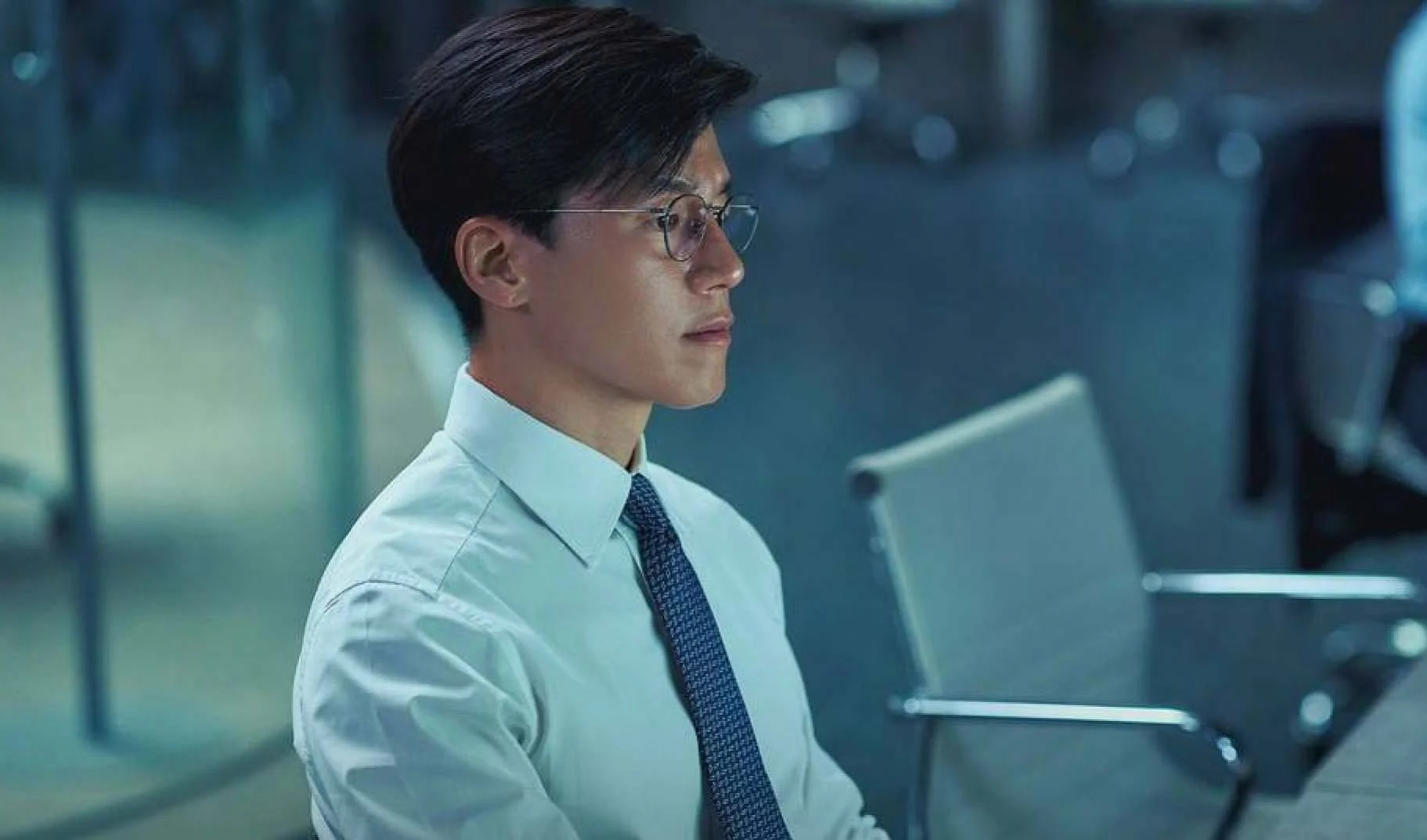 Kim Moo-yeol (vai Song Eo-jin, nhân viên Phòng Hành chính) trong Grid.