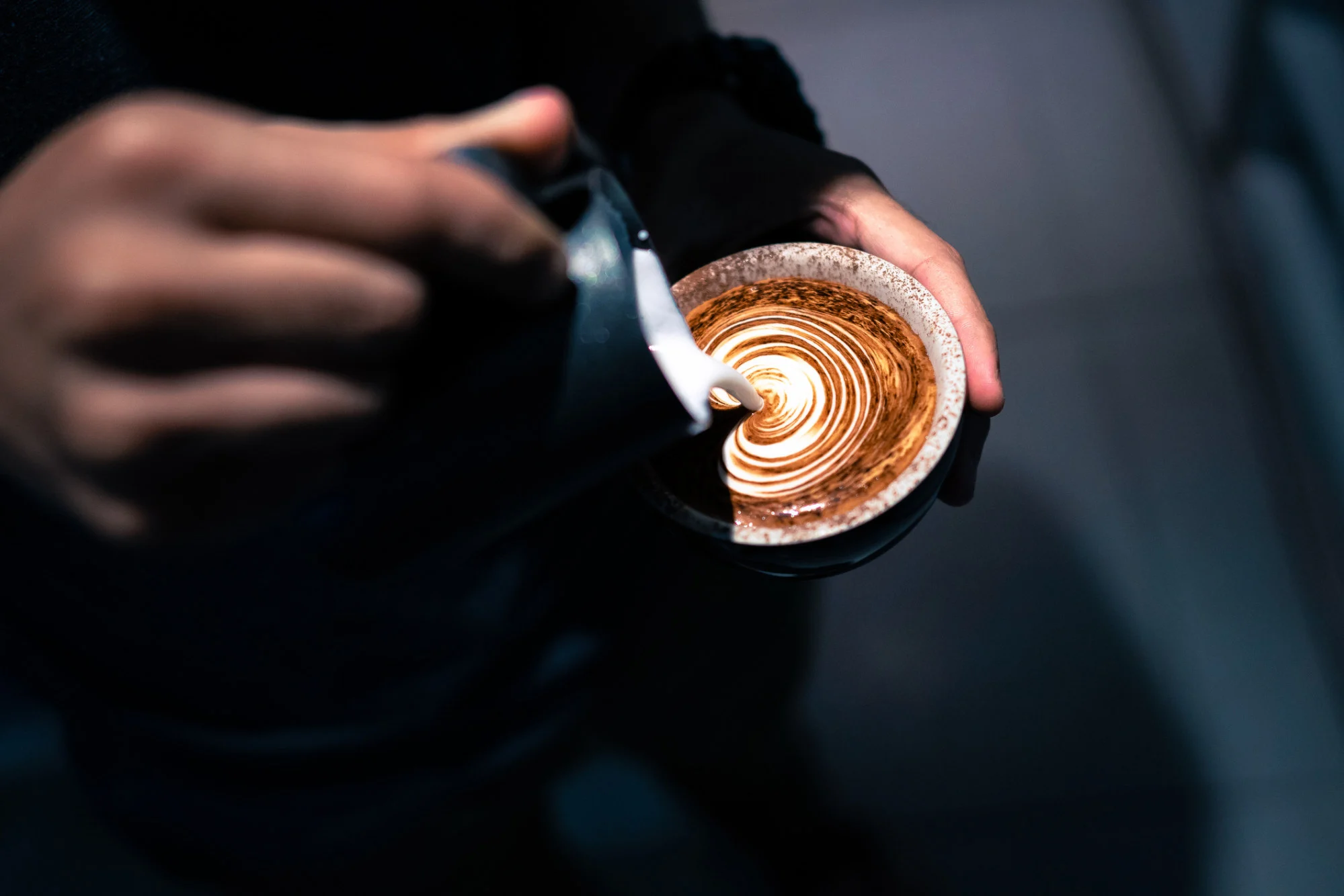 Cách thưởng thức cà phê lành mạnh nhất là uống cà phê trơn (đen) hoặc với sữa có nguồn gốc thực vật.