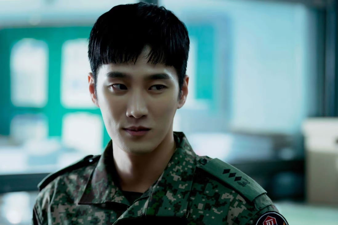 Ahn Bo-hyun trong vai Do Bae-man trong Công tố viên quân sự Doberman, bộ phim truyền hình dài ...