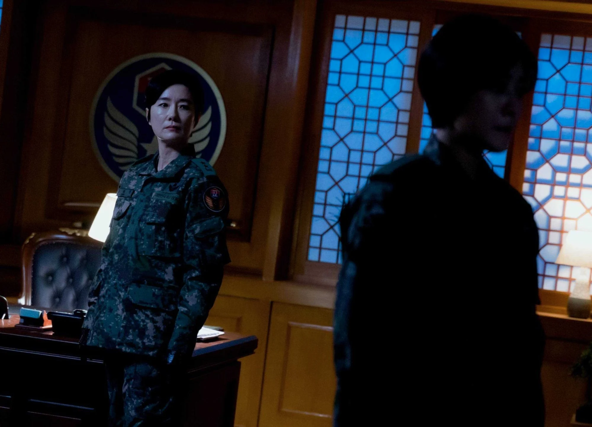 Oh Yeon-soo (trái) trong vai Chỉ huy Noh Hwa-young và Jo Bo-ah trong vai Cha Woo-in trong  Công ...