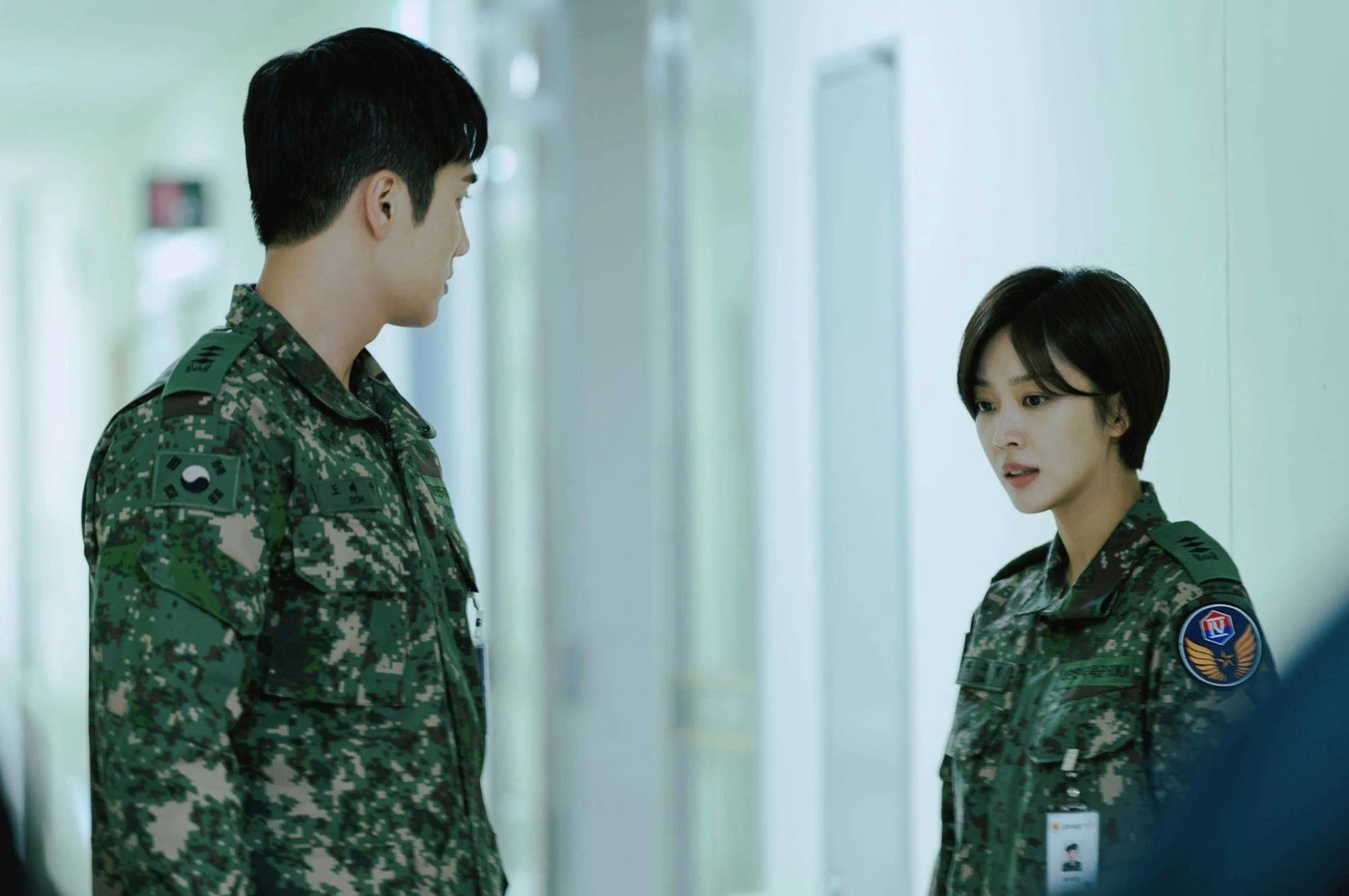 Ahn Bo-hyun (trái) trong vai Do Bae-man và Jo Bo-ah trong vai Cha Woo-in trong Công tố viên sự ...