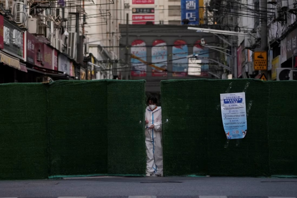 Một nhân viên y tế mặc quần áo bảo hộ tại một khu dân cư trong thời gian Thượng Hải phong toả  ...