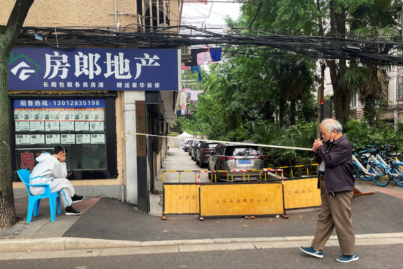   Hàng rào chắn trước một khu dân cư phong tỏa ở Thượng Hải, ngày 15-5 