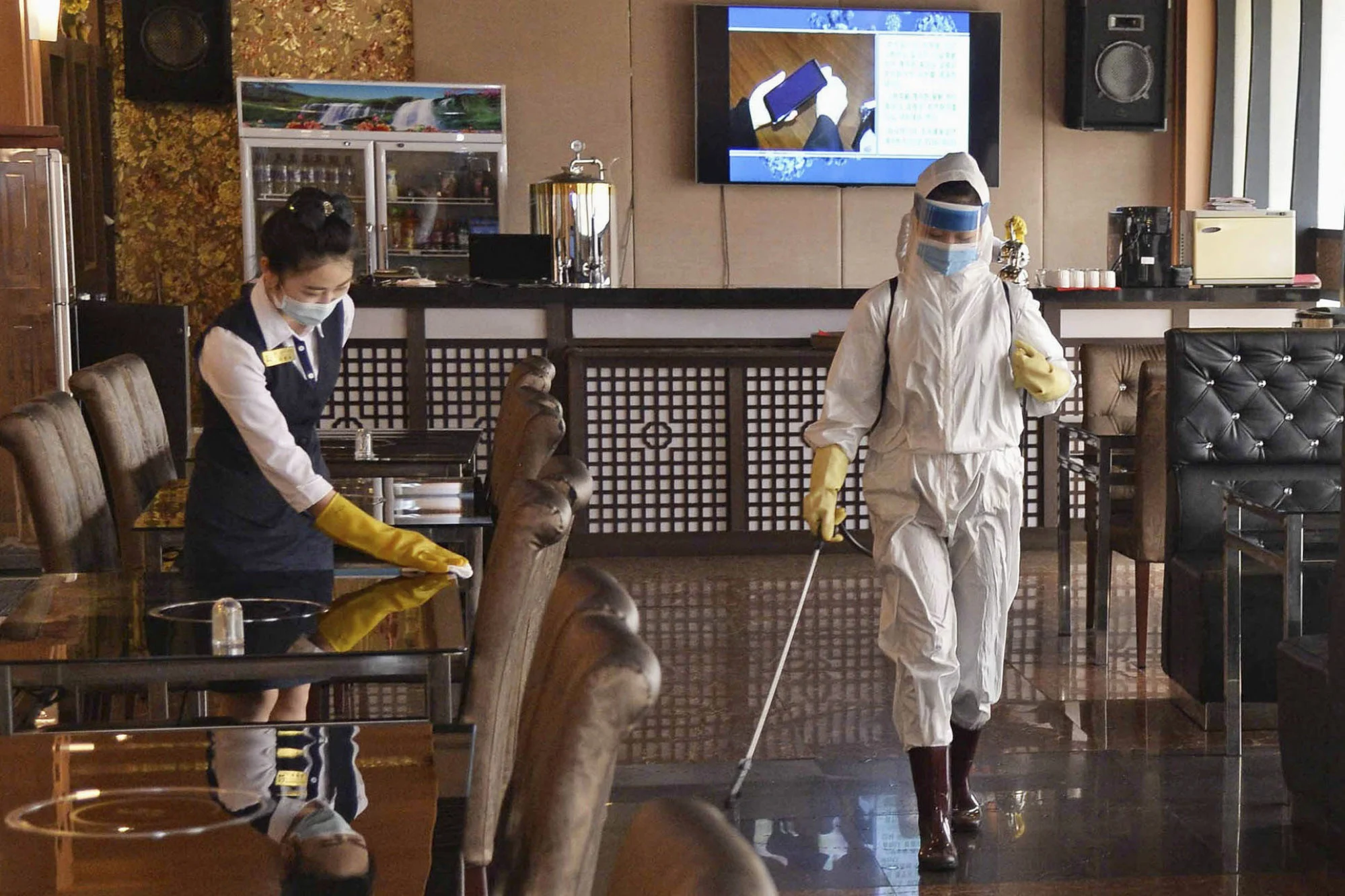 Khử trùng một nhà hàng ở Bình Nhưỡng vào tháng 3 trong bối cảnh lo lắng về Covid-19 