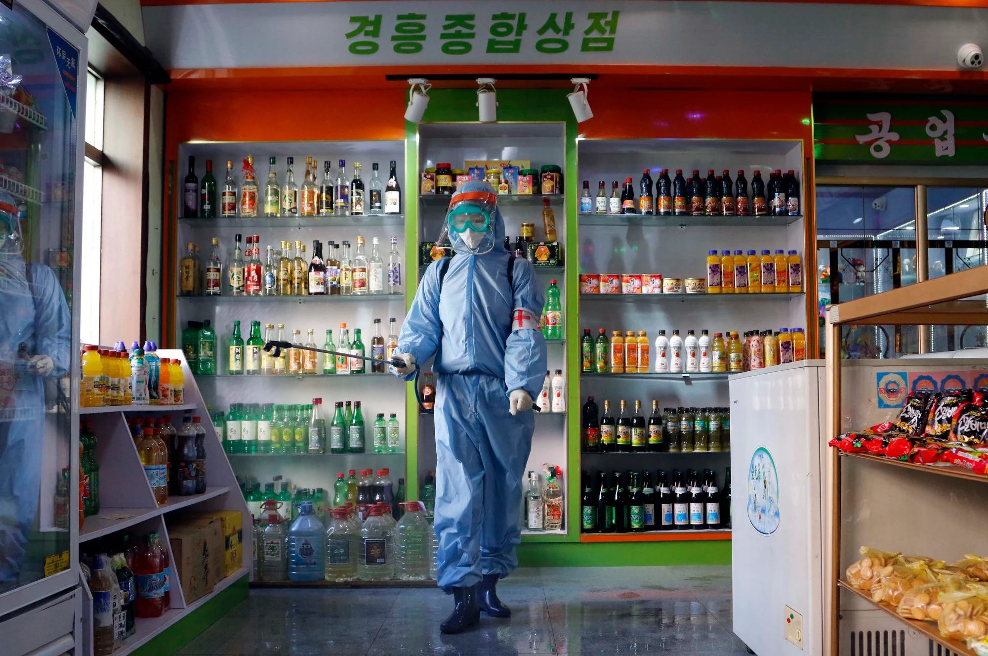 Một nhân viên của Cửa hàng tổng hợp thực phẩm Kyonghung khử trùng  ở Bình Nhưỡng, Triều Tiên vào tháng 11 năm 2021. 
