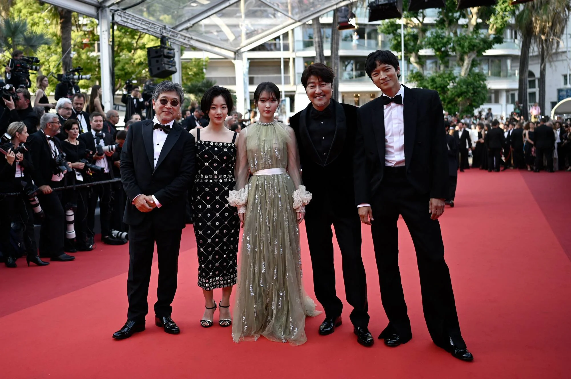 Từ trái qua, đạo diễn Nhật Bản Hirokazu Kore-Eda cùng các diễn viên Hàn Quốc Lee Joo-Young, Lee ...