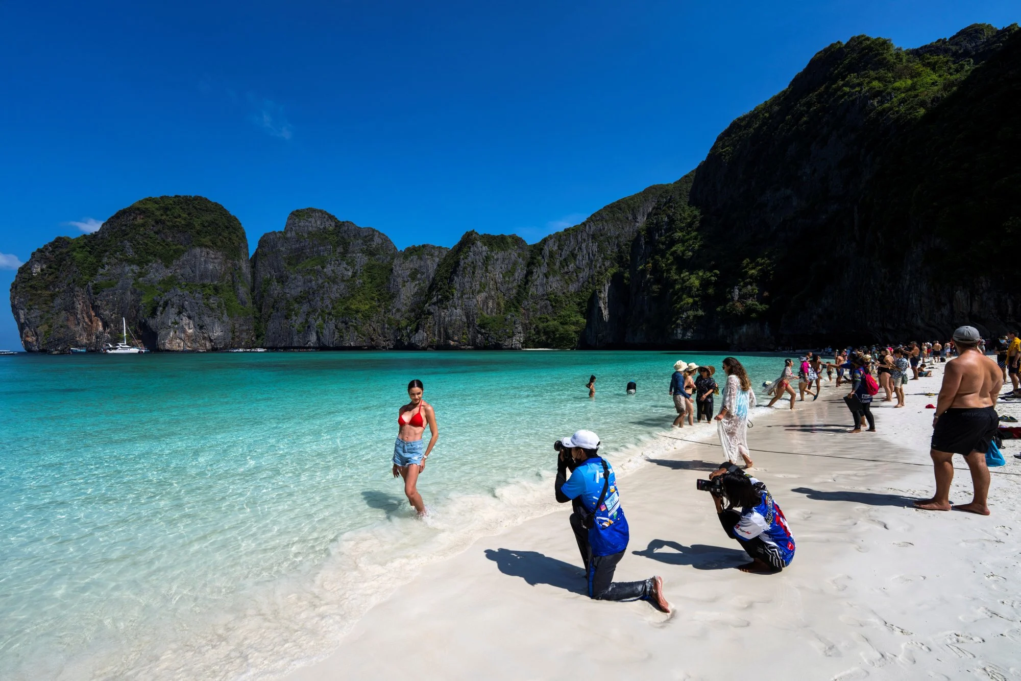 Thái Lan đã mở cửa trở lại bãi biển Maya Beach nổi tiếng sau khi đóng cửa hơn ba năm giúp cho ...