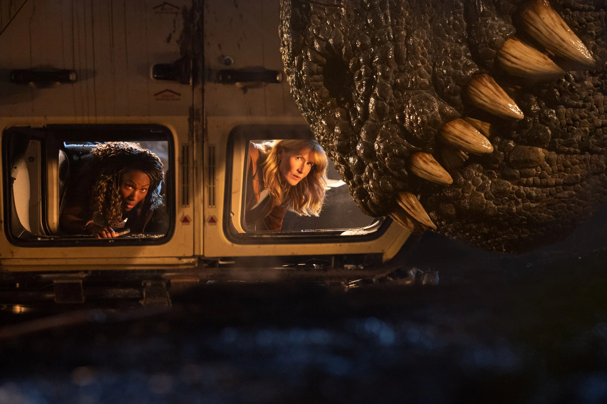 (Từ trái sang) DeWanda Wise, Laura Dern và một con Giganotosaurus trong Jurassic World Dominion.