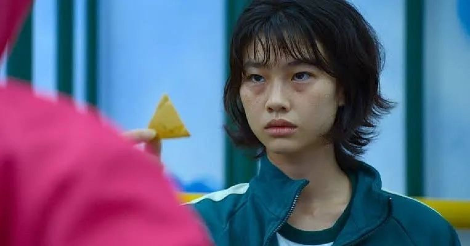 Jung Ho-yeon đóng vai Kang Sae-byeok người Bắc Triều Tiên đào tẩu trong Squid Game. 
