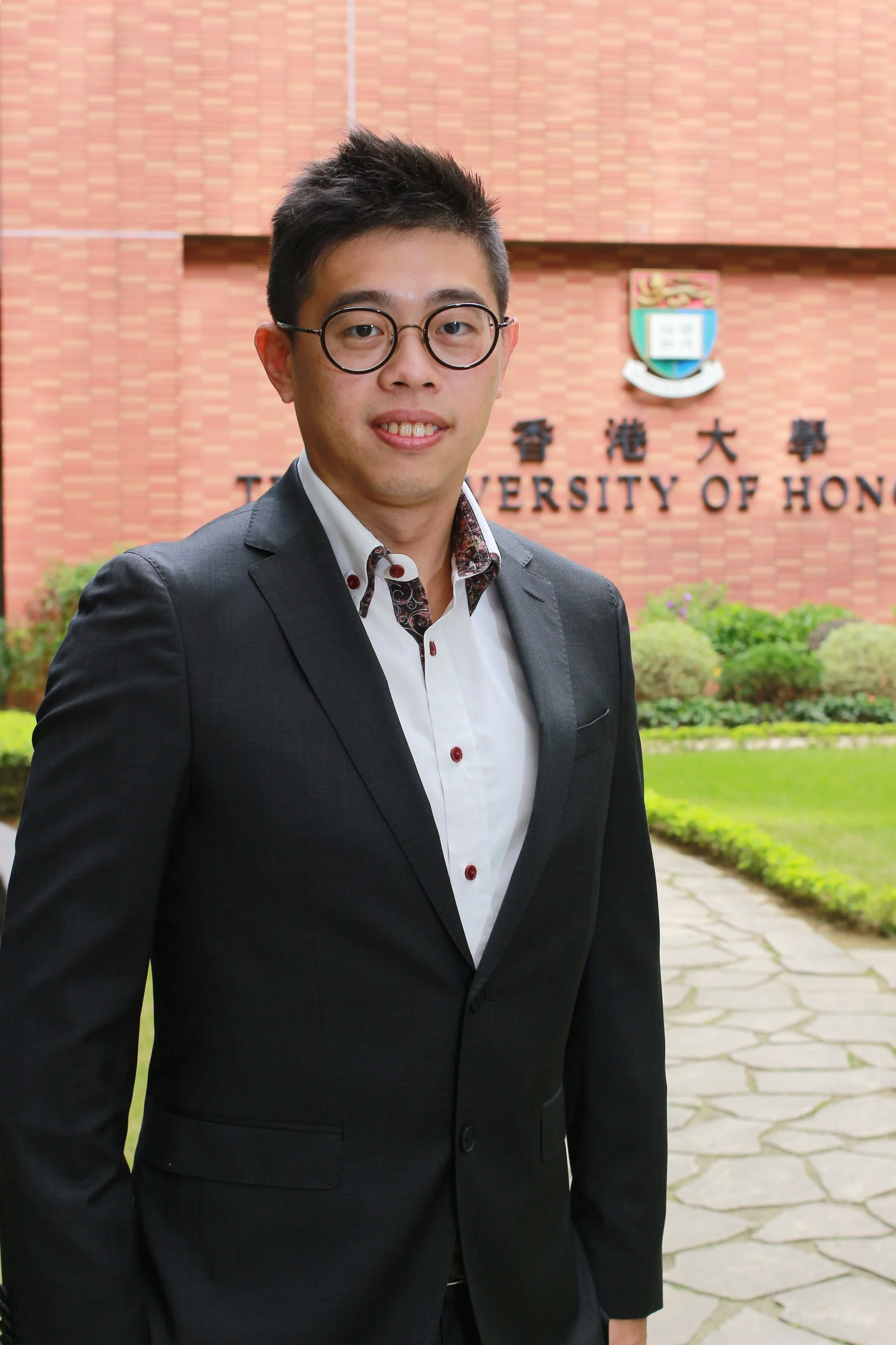 Calvin Cheng Pak-wing là trợ lý giáo sư tâm thần học lâm sàng tại Đại học Hồng Kông