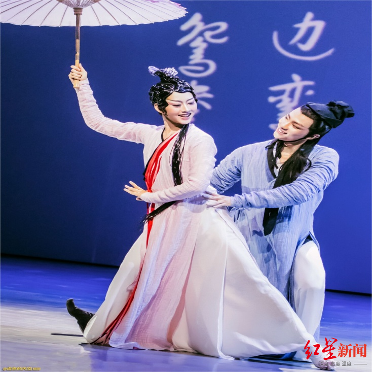 La Nhất Châu (bên phải) trong vở diễn 