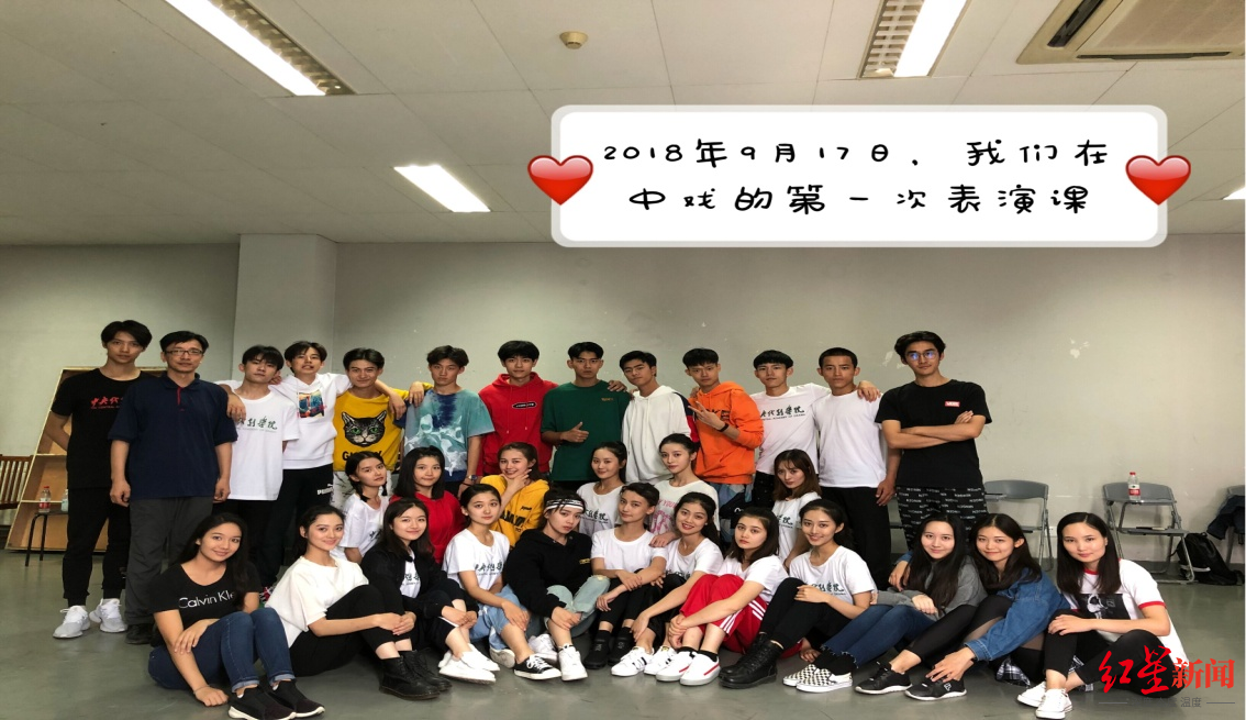 Bức ảnh được chụp vào ngày 17/09/2018, lớp học diễn xuất đầu tiên của thầy Vương Hâm cùng các ...