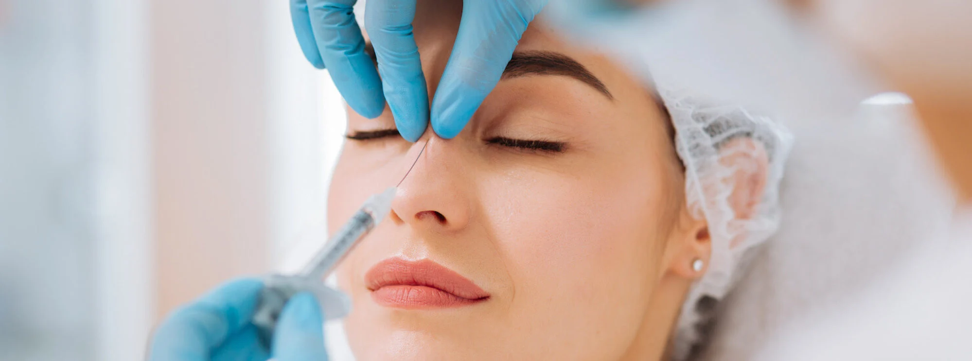 Tiêm chất làm đầy nâng mũi dạng lỏng. Chất làm đầy axit hyaluronic - loại phổ biến nhất để nâng ...
