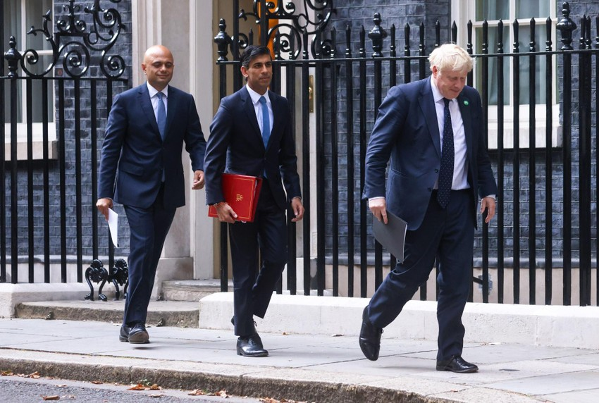 Thủ tướng Anh Boris Johnson (bên phải) cùng Bộ trưởng Tài chính Rishi Sunak (giữa) và Bộ trưởng ...