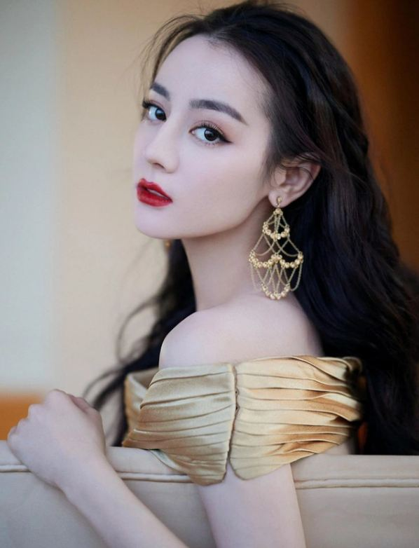 Dù phải chịu ức hiếp ở trường nhưng vì không muốn mẹ lo lắng, Địch Lệ Nhiệt Ba đã giữ kín suốt ...