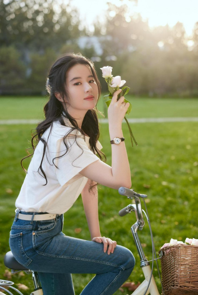 Xinh đẹp, giàu có và quyền lực là những từ khóa hiện tại dành cho Lưu Diệc Phi. Nữ diễn viên đã ...