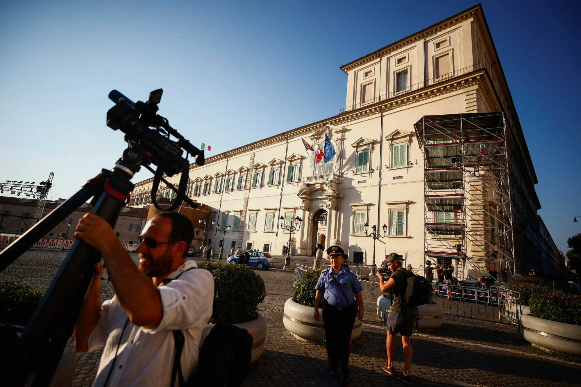 Máy quay được đặt bên ngoài dinh tổng thống ở Rome, nơi Thủ tướng Ý Mario Draghi đã cố gắng đệ ...