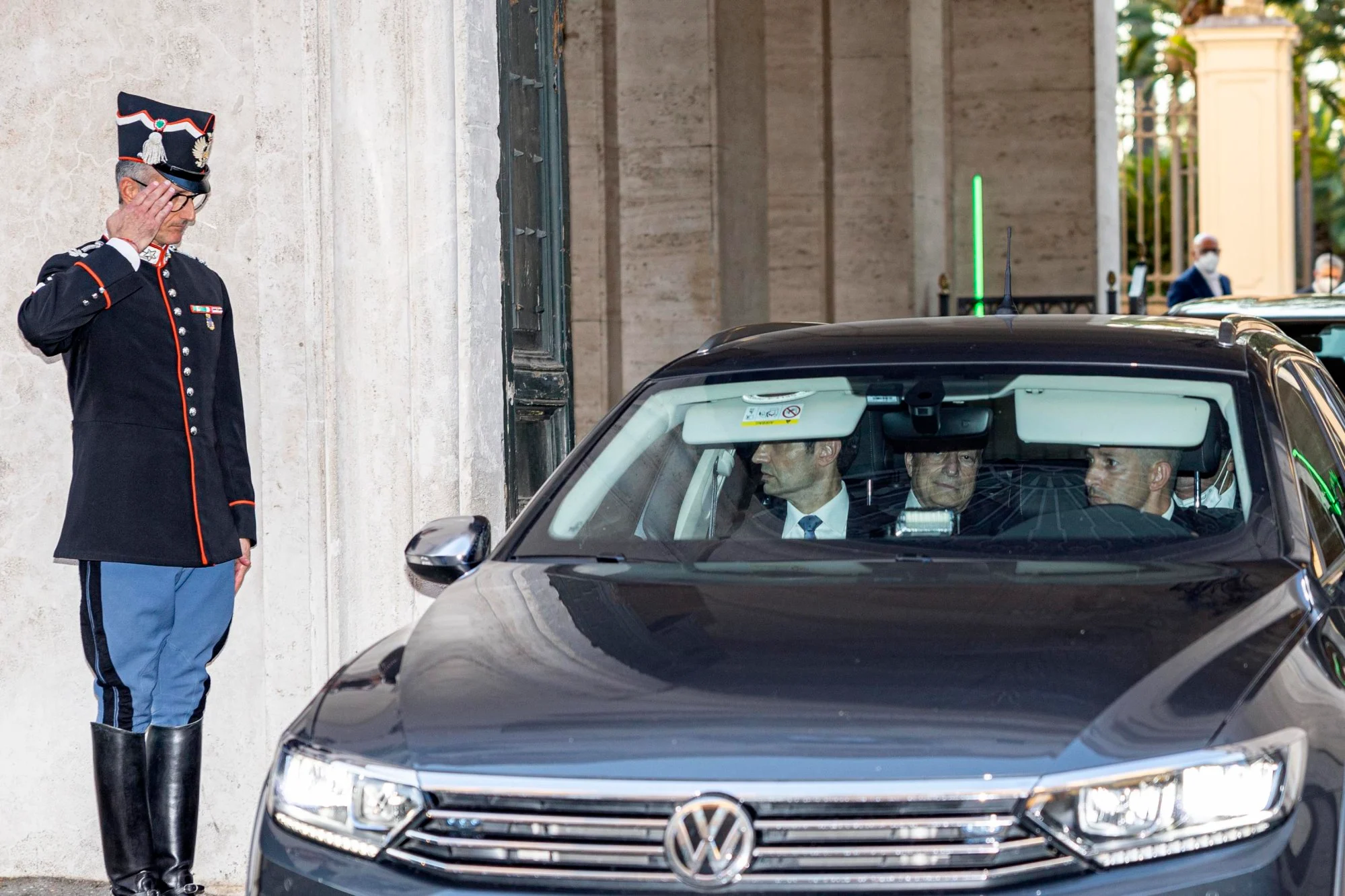 Thủ tướng Ý Mario Draghi (giữa) rời Cung điện Quirinal sau cuộc hội đàm với Tổng thống Sergio ...