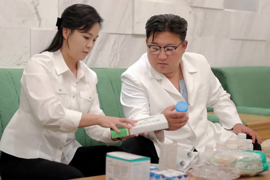 Chủ tịch Kim Jong-un kiểm tra các loại thuốc được phân phối giữa các chi nhánh của Đảng Công nhân Triều Tiên trong khu vực hồi đầu tháng 6 trong bối cảnh bùng phát dịch Covid-19 ở nước này.