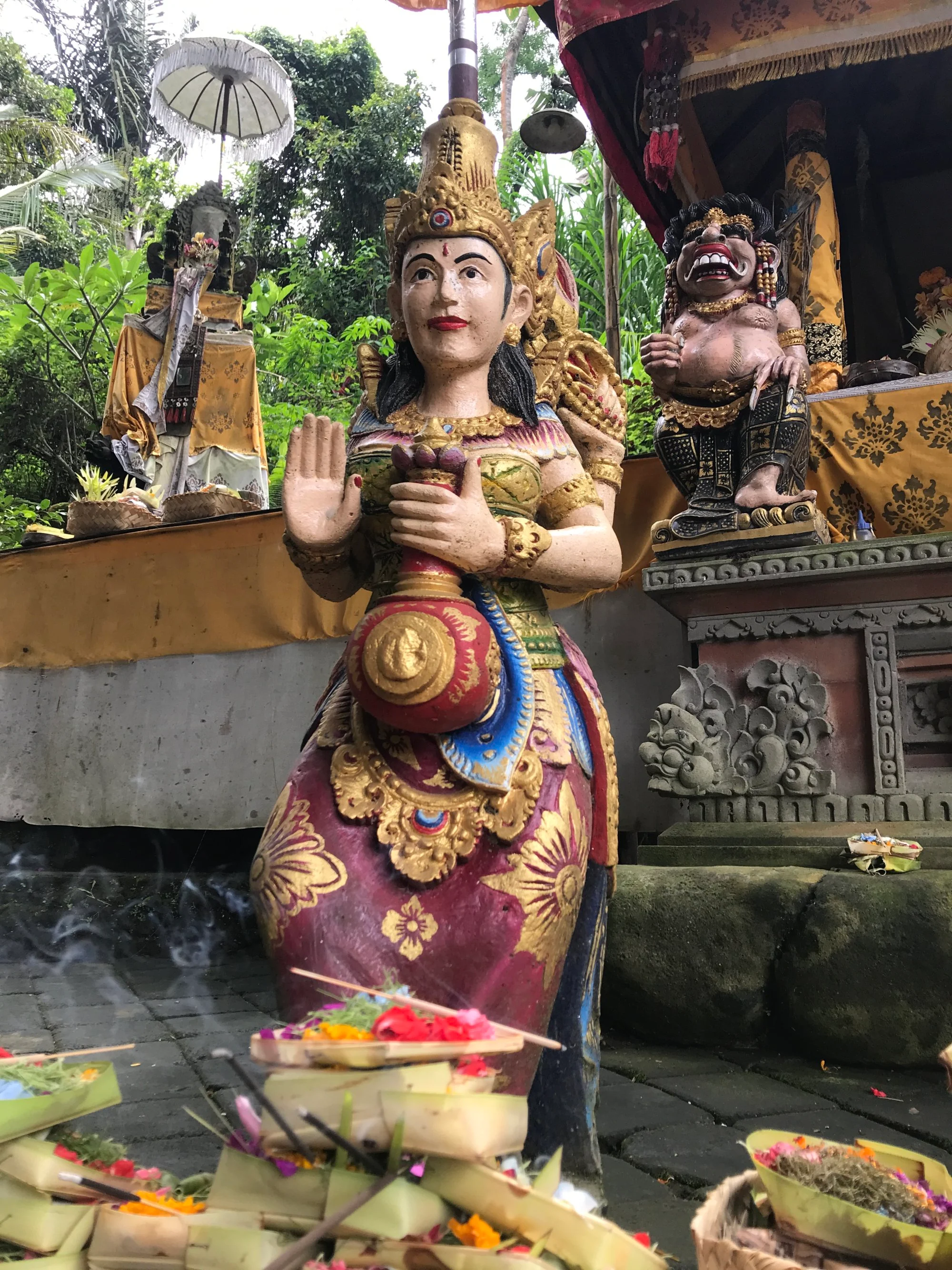 Trong nghi lễ cầu phúc của nước, lễ vật và hương được đặt dưới chân các bức tượng ở Thác Taman ...