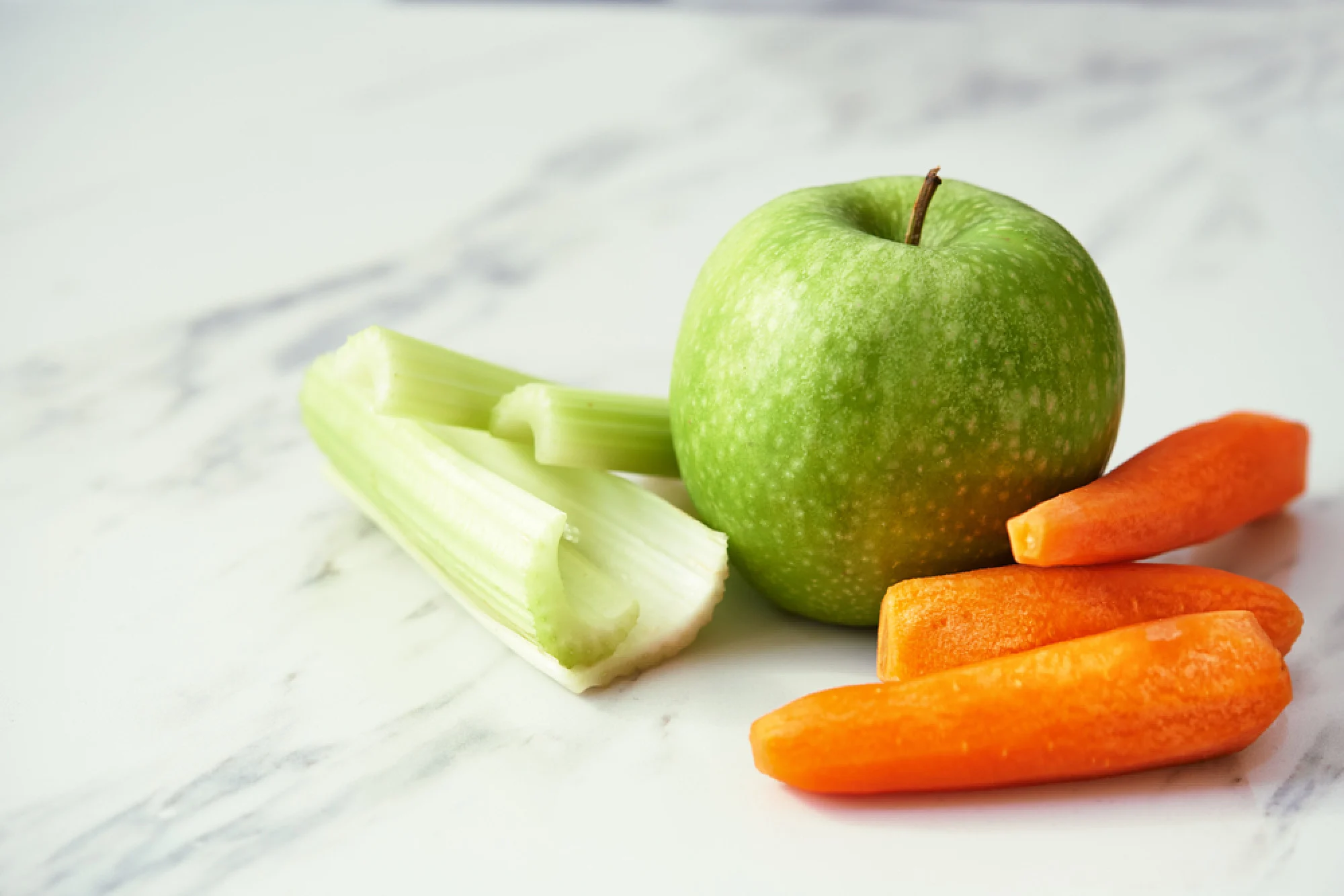 Thực phẩm dạng sợi như cà rốt, cần tây và táo rất tốt cho sức khỏe đường ruột và giúp tiết nước bọt.