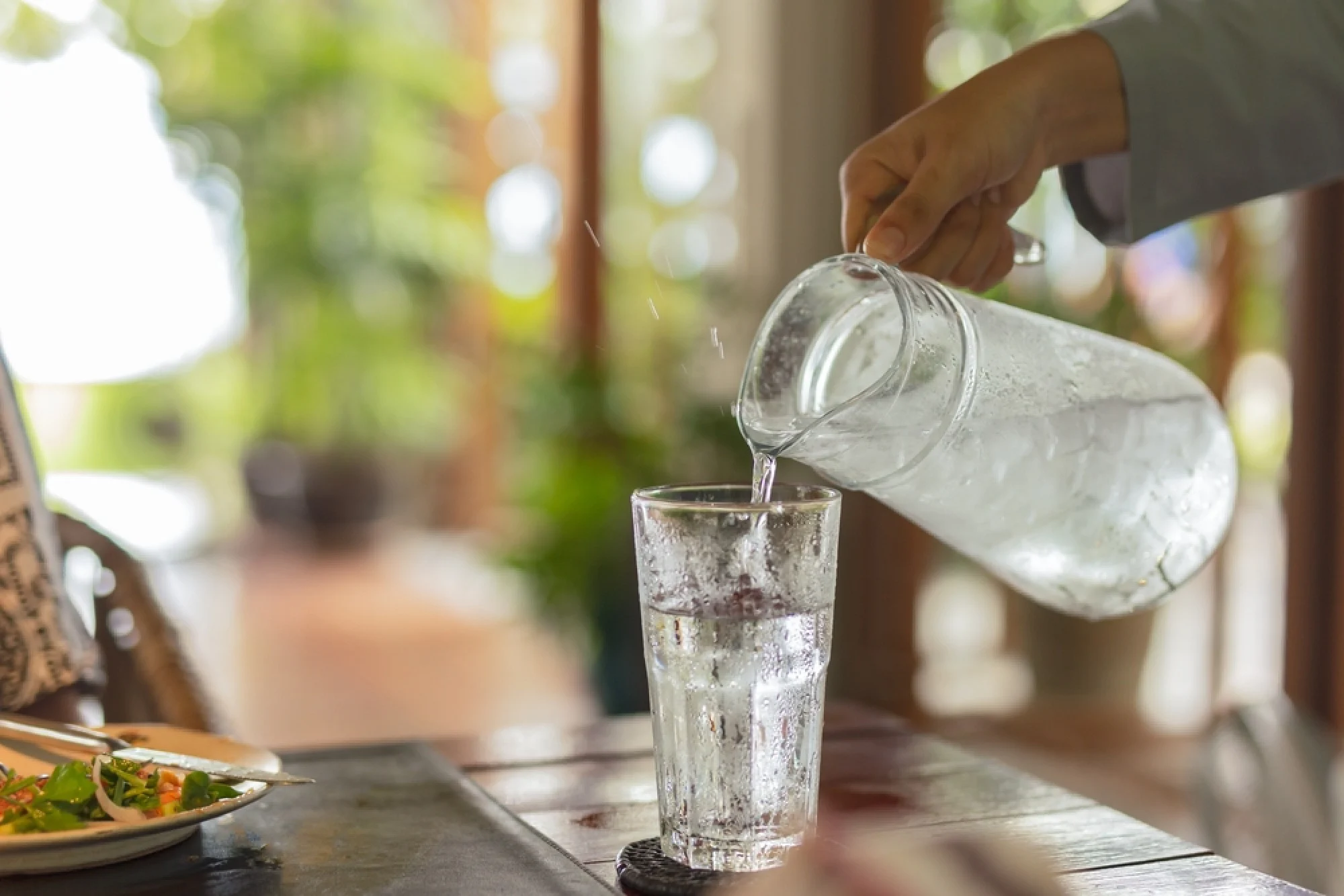Các chuyên gia khuyên nên uống một cốc nước trong bữa ăn, và tốt nhất là nước ấm.