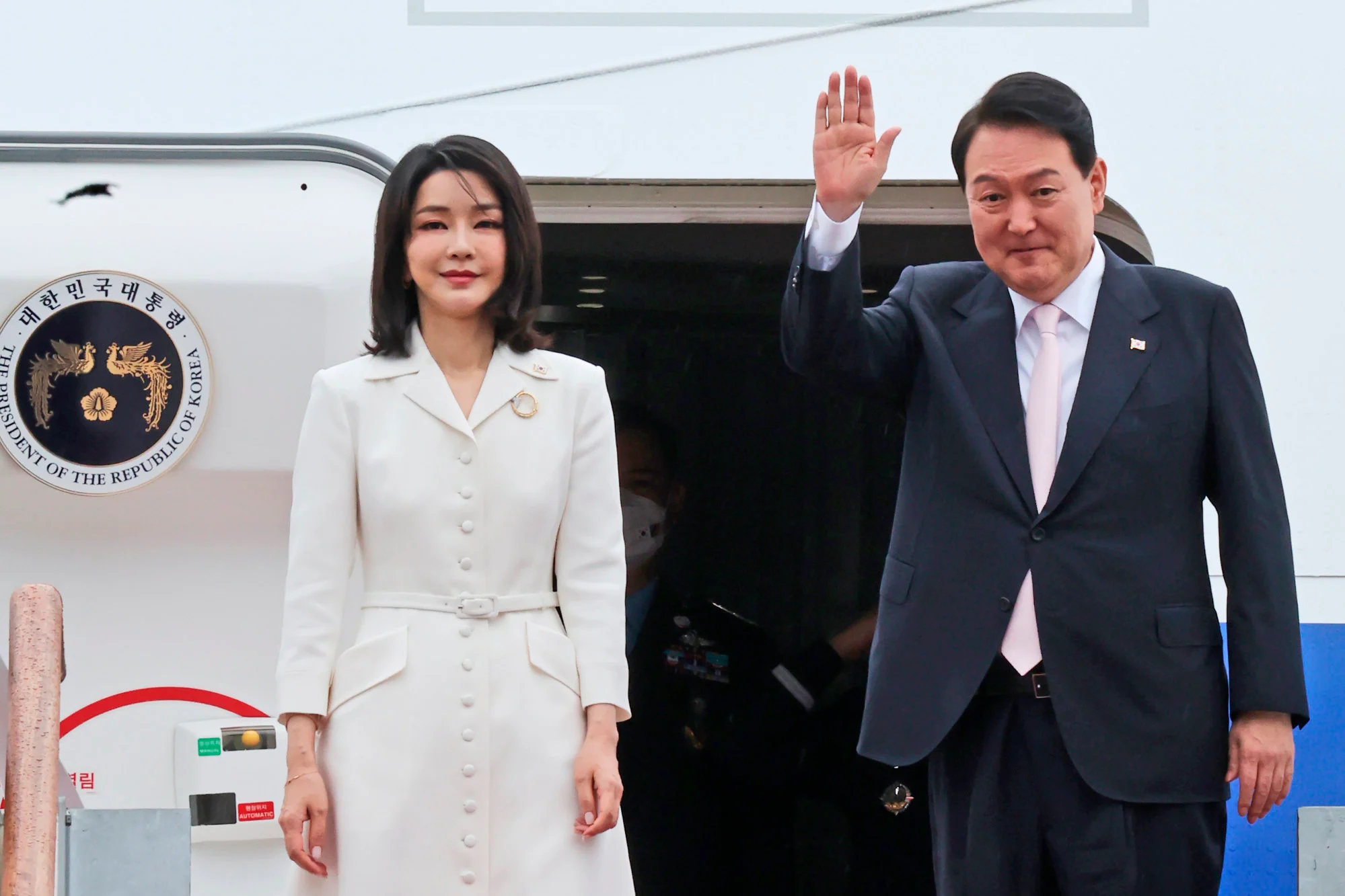 Tổng thống Hàn Quốc Yoon Suk Yeol và phu nhân Kim Keon Hee đã dẫn theo phu nhân của một phụ tá ...