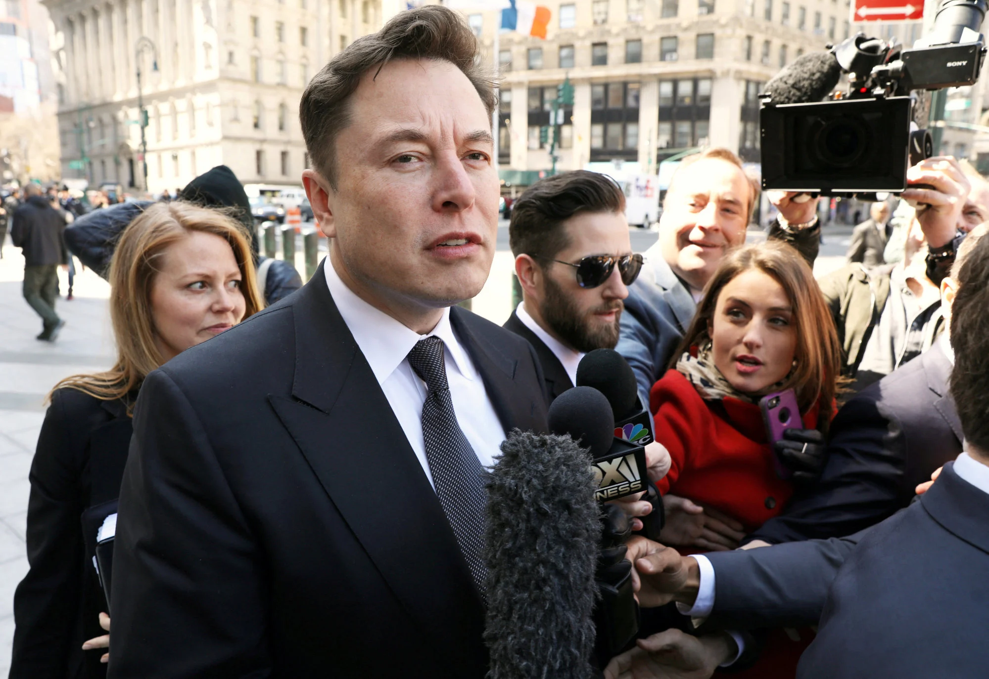 Giám đốc điều hành Tesla, Elon Musk, không lạ gì với những tranh cãi - hoặc các phiên tòa gây ...